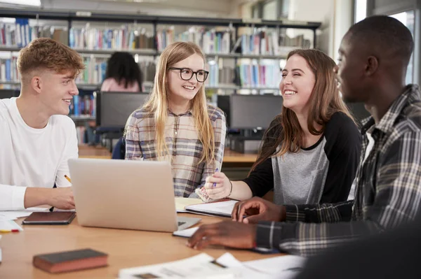 Gruppe von Studenten, die zusammenarbeiten — Stockfoto