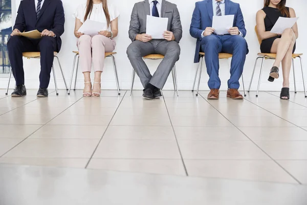 Cinco candidatos esperando entrevistas de trabajo —  Fotos de Stock
