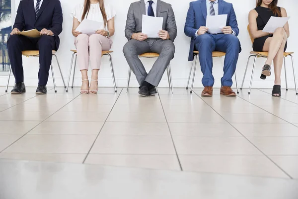 Fünf Kandidaten warten auf Vorstellungsgespräche — Stockfoto