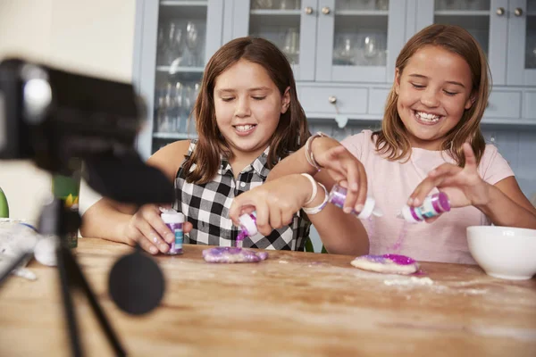 Meisjes video blogging in keuken — Stockfoto