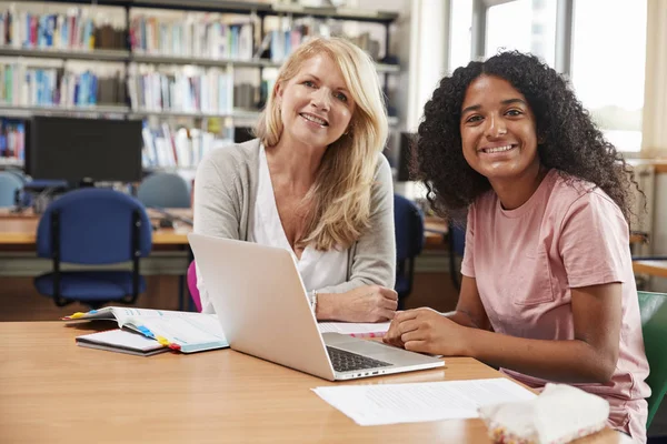 Collegestudent har individuell undervisning — Stockfoto