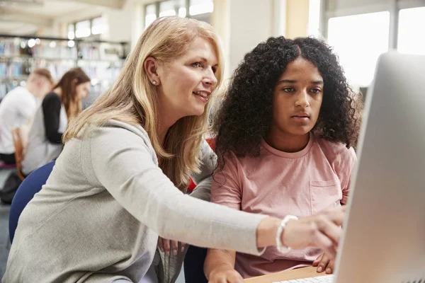 Lärare och kvinnlig studentarbete — Stockfoto