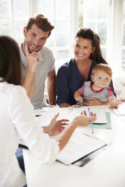 Familia con Baby Meeting Asesor financiero —  Fotos de Stock