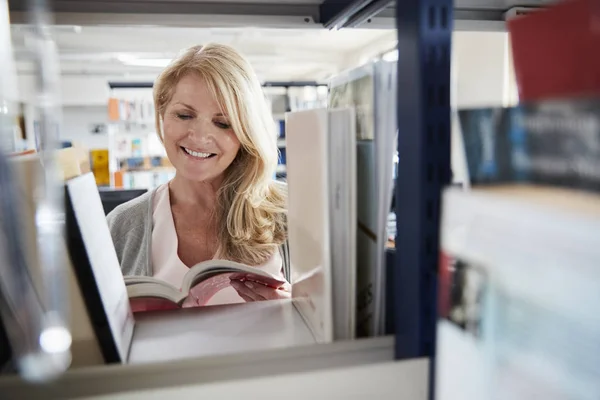 Volwassen vrouwelijke student — Stockfoto