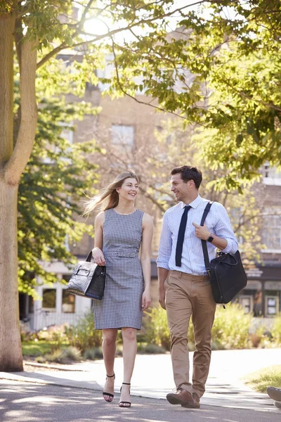 Empresário e empresária caminhando para o trabalho — Fotografia de Stock