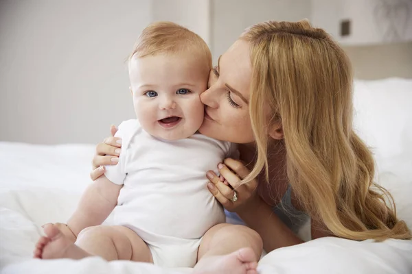 Moeder liggend op Bed thuis — Stockfoto