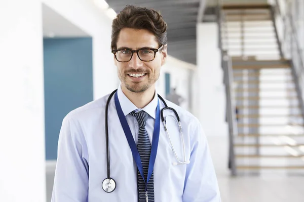 Medico maschio sorridente con stetoscopio — Foto Stock