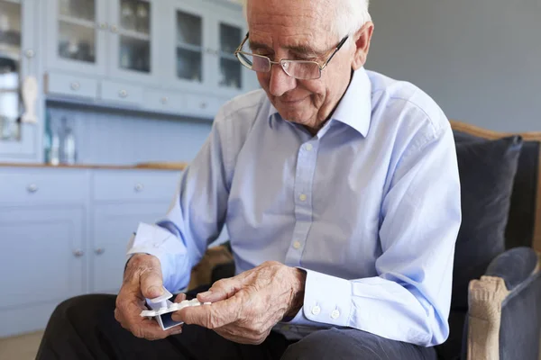 Homme Retirer les médicaments du paquet — Photo