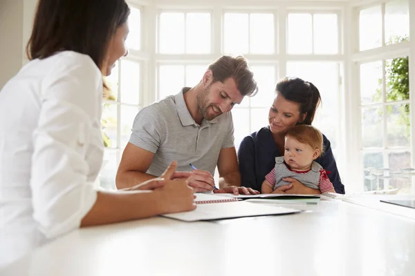 Família com Baby Meeting Financial Advisor — Fotografia de Stock