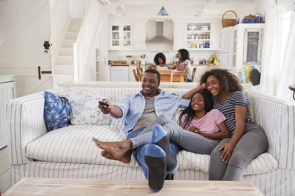 Vater sitzt auf Sofa vor dem Fernseher — Stockfoto