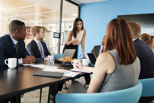 Female manager stands addressing team — Stock Photo, Image