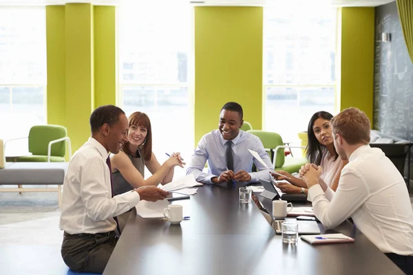 Colleghi d'affari che hanno una riunione informale — Foto Stock