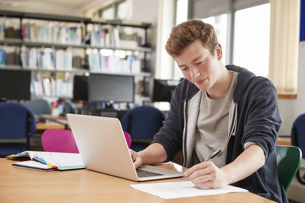 Estudiante masculino trabajando en el ordenador portátil — Foto de Stock