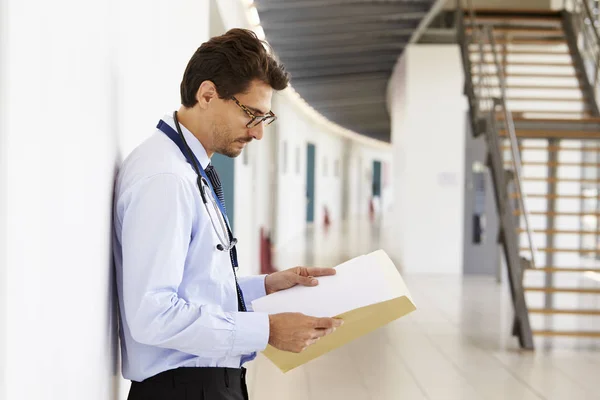 Médico varón con estetoscopio y notas — Foto de Stock