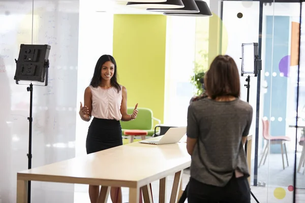 Mulheres fazendo vídeo de demonstração corporativa — Fotografia de Stock