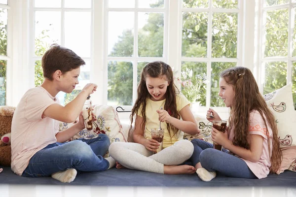 Bambini sul sedile del finestrino mangiare gelato — Foto Stock