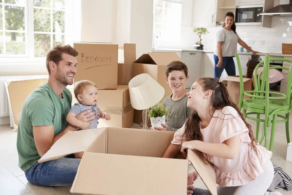 Kinder helfen Eltern beim Auspacken — Stockfoto