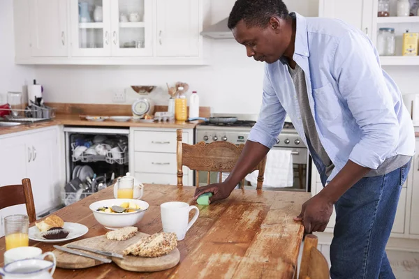 Man Clearing Breakfast Table — Stock Photo, Image