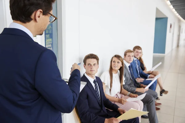 Reclutador dirigiéndose a candidatos para entrevistas — Foto de Stock