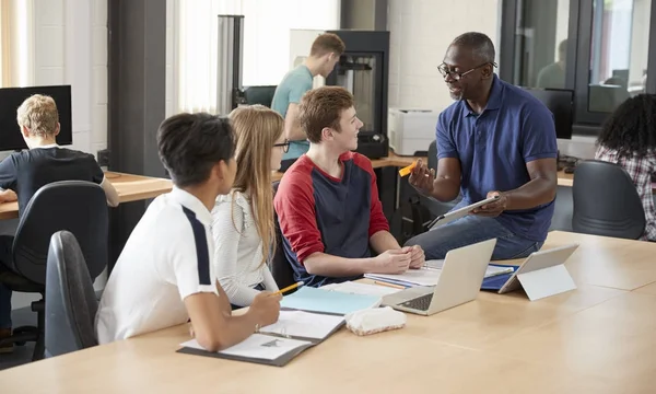 Design studenten met de leraar — Stockfoto