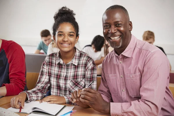 College-Student hat individuellen Unterricht — Stockfoto