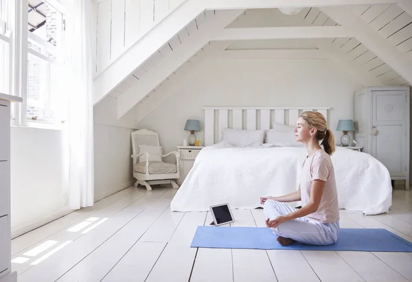 Mujer usando la aplicación de meditación — Foto de Stock