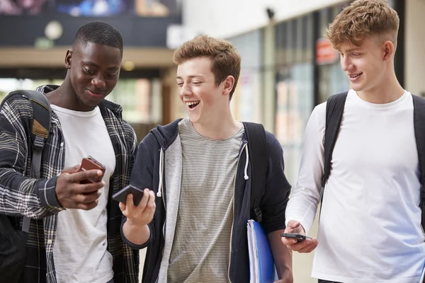 Tres estudiantes leyendo mensaje — Foto de Stock