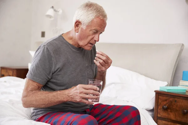 Hombre mayor tomando medicamentos —  Fotos de Stock