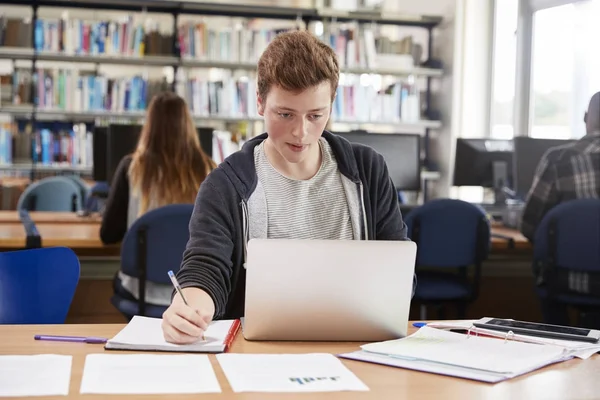 Homme étudiant travaillant à l'ordinateur portable — Photo