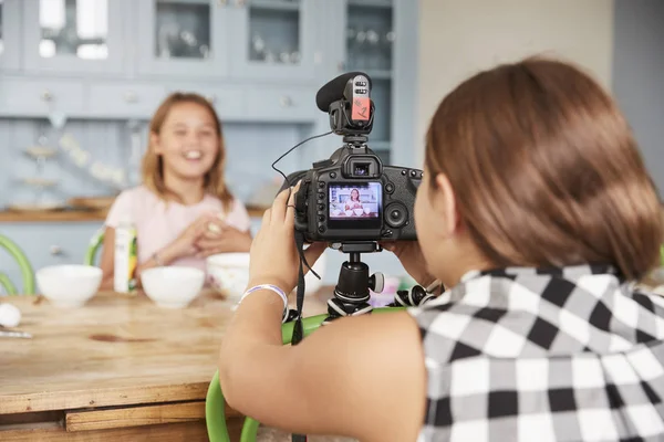 Chica filmando a su amigo para blog de cocina — Foto de Stock