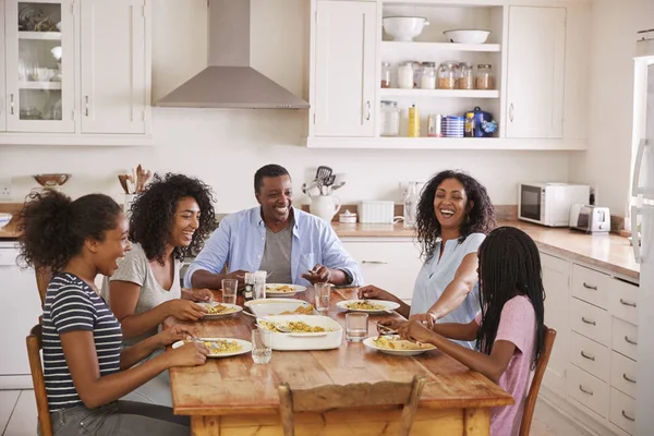 Famiglia con i bambini adolescenti mangiare pasto — Foto Stock