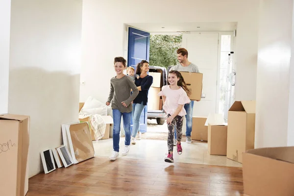 Familjen bära lådor i nya hem — Stockfoto