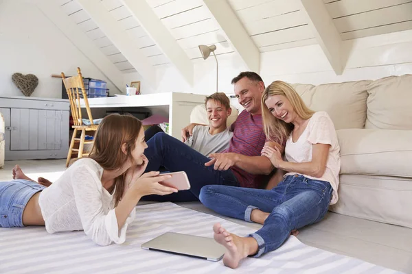 Famiglia che utilizza la tecnologia a casa — Foto Stock