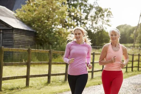 Les jeunes et les femmes âgées apprécient la course — Photo