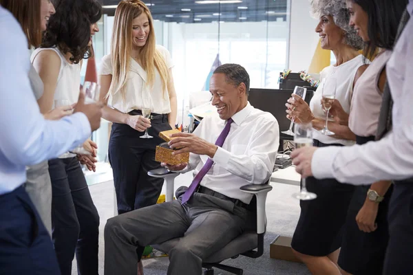 Coworkers che festeggia un pensionamento di colleghi — Foto Stock