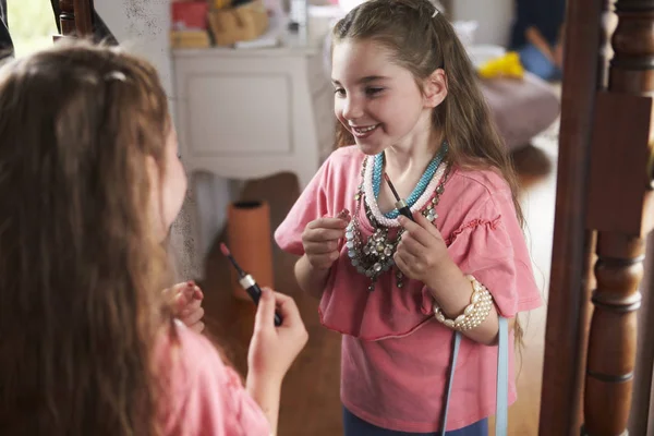 Ragazza che gioca vestirsi gioco — Foto Stock