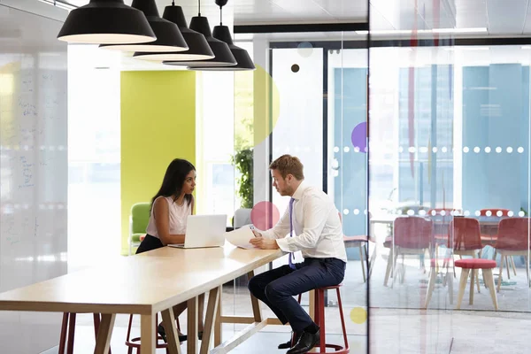 Man en vrouw hebben een informele bijeenkomst — Stockfoto