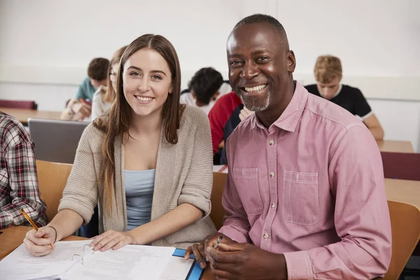 College-Student hat individuellen Unterricht — Stockfoto