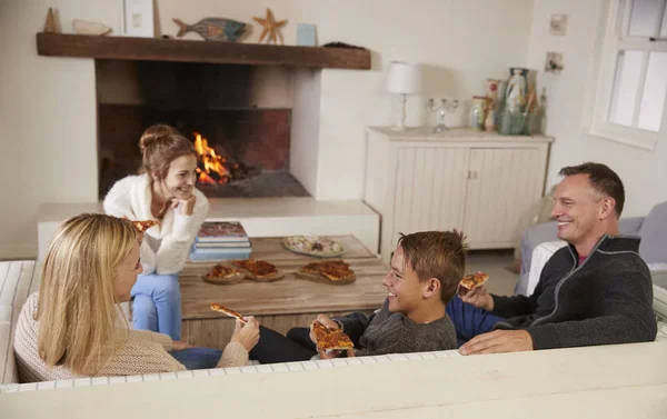 Familjen sitter på soffa i loungen — Stockfoto