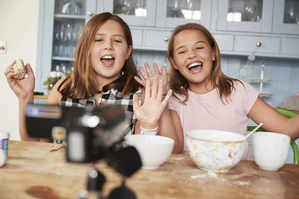 Duas meninas pré-adolescentes vídeo blogging — Fotografia de Stock