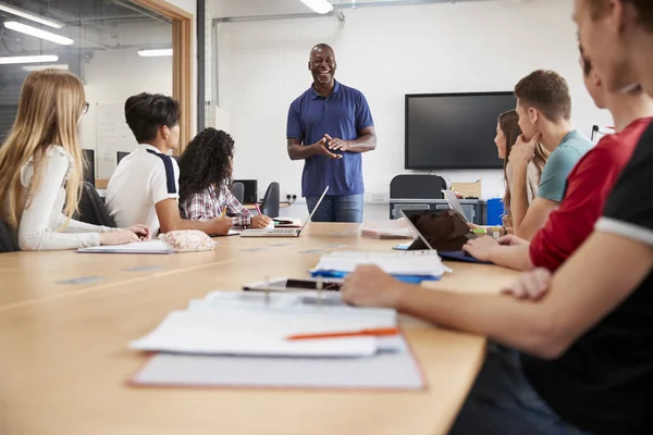 Leraar In de les voor studenten — Stockfoto