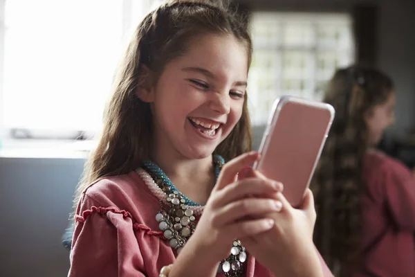 Menina Jogando Vestir-se Jogo Tomando Selfie — Fotografia de Stock