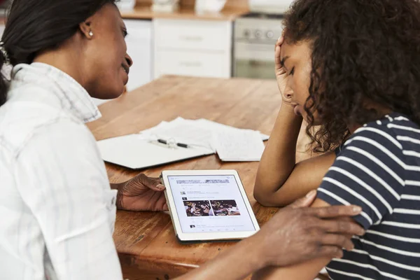 Madre ayuda a la hija adolescente con la tarea — Foto de Stock