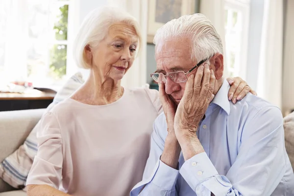 Senior Kvinna tröstande mannen — Stockfoto