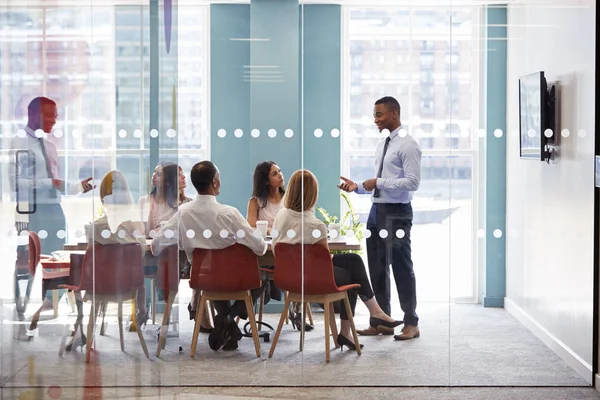 Baas staat adressering business team — Stockfoto