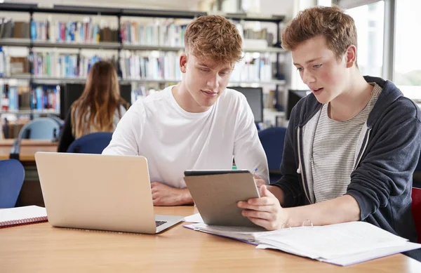 Due studenti universitari che collaborano — Foto Stock