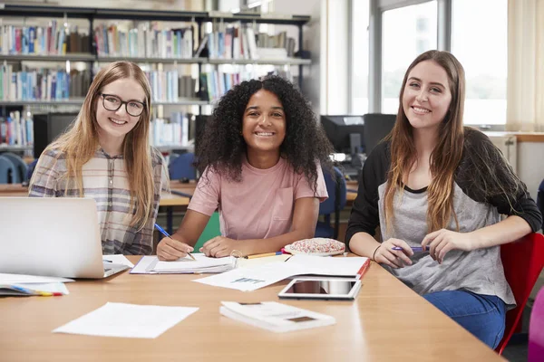 Étudiantes travaillant au collège — Photo