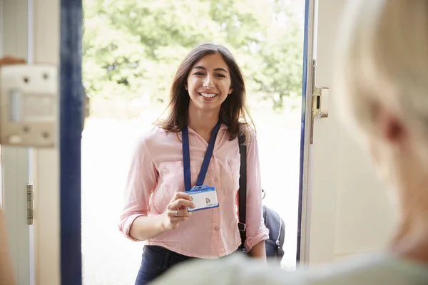 Vrouwelijke Verzorging Werknemer Huis Bezoek Toont Haar Close — Stockfoto