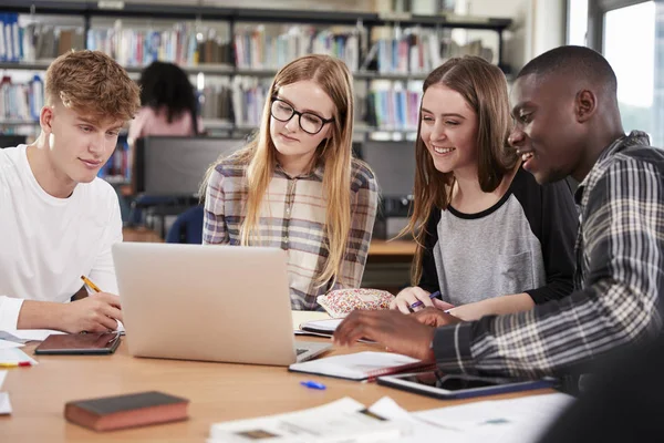 Group Of College Students Collaborating — Stock Photo, Image