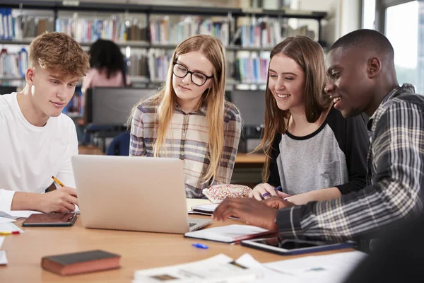 Grupa studentów kolegium współpracując — Zdjęcie stockowe